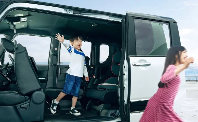 01. セカンドカーとしても大人気！ミラクルオープンドア採用のタント